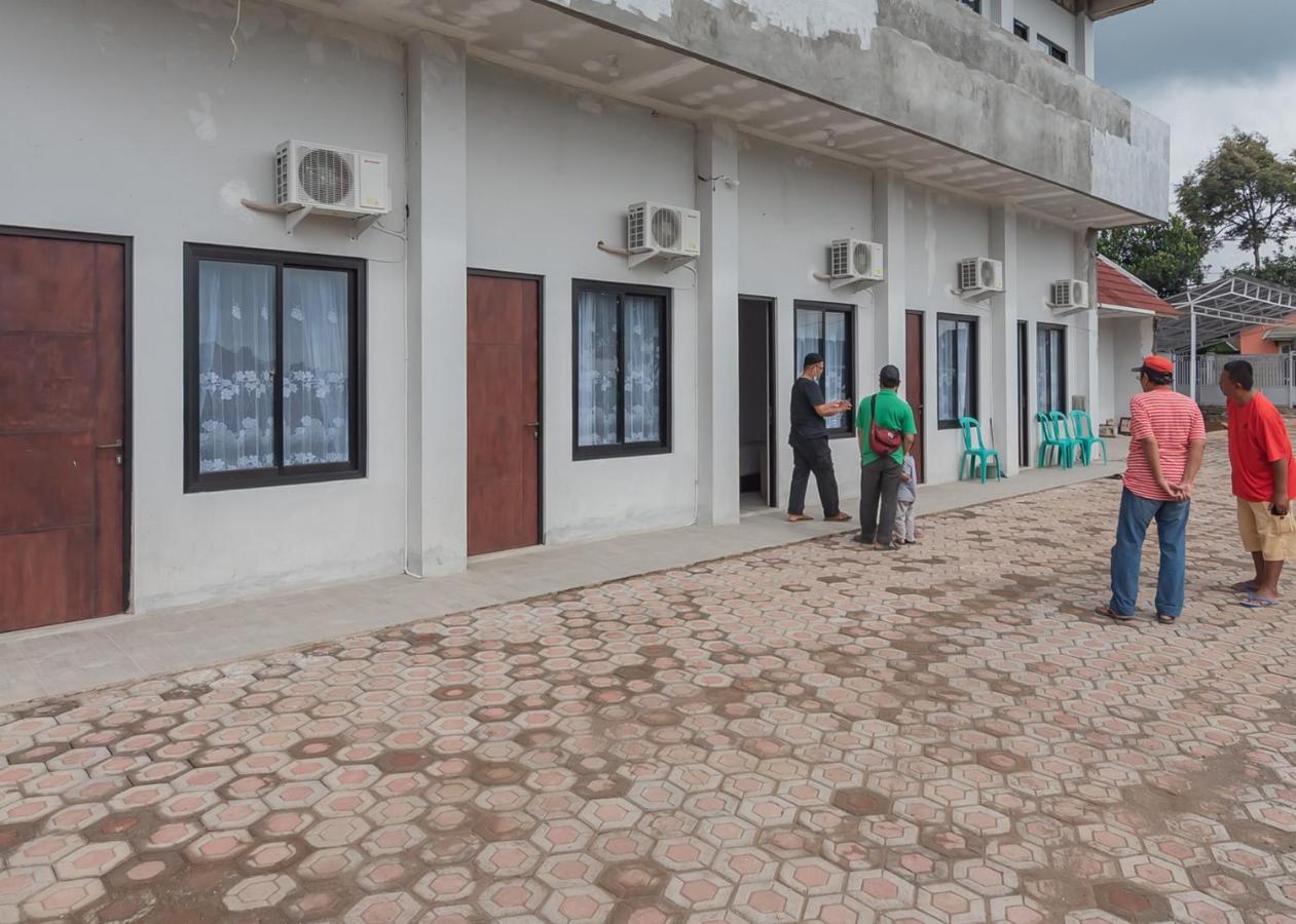 Отель Reddoorz Syariah Near Wisata Situ Gunung Sukabumi Kadudampit Экстерьер фото